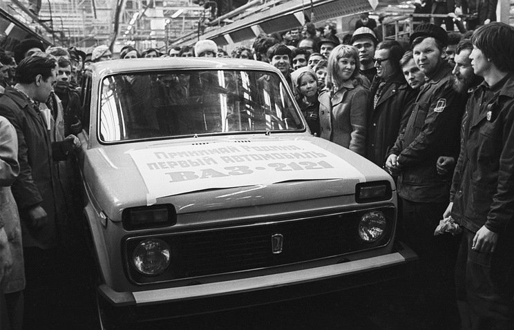 5 апреля 1977 года на Волжском автозаводе с конвейера сошел первый серийный автомобиль ВАЗ-2121 «Нива» 5 апреля 1977 года на Волжском автозаводе с конвейера сошел первый серийный автомобиль ВАЗ-2121 «Нива» СССР, авто, автозавод, автомобили, завод, производство, ретро фото, советские автомобили