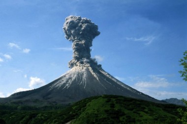 Камчатский вулкан Карымский выбросил столб пепла высотой 7 км