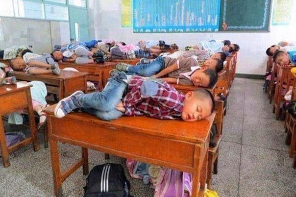 Где и почему спят эти дети?