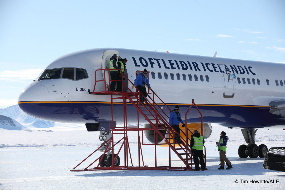 Boeing 757 впервые приземлился на лед в Антарктике Boeing 757 впервые приземлился на лед в Антарктике