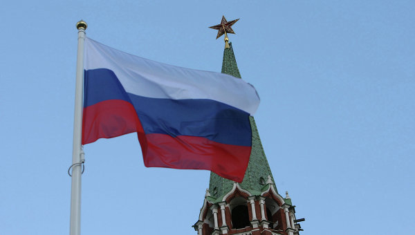 Российский государственный флаг на фоне кремлевской башни
