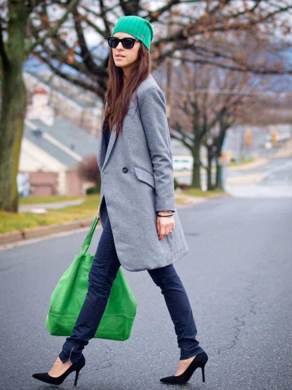 Девушка с зеленой сумкой