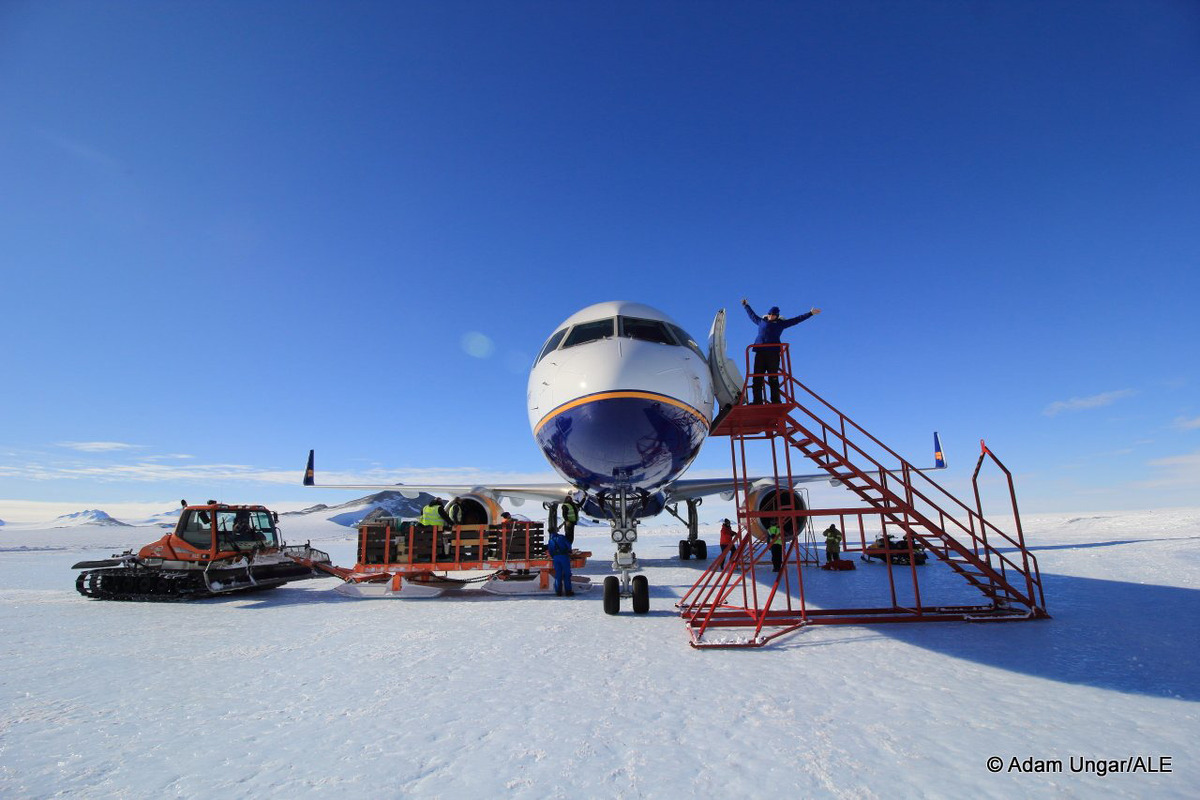 Boeing 757 впервые приземлился на лед в Антарктике Boeing 757 впервые приземлился на лед в Антарктике