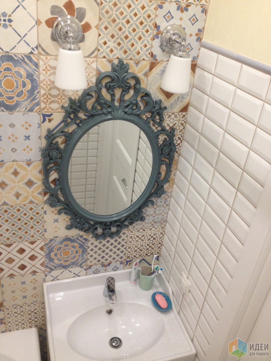 Зеркало и бра в ванной комнате