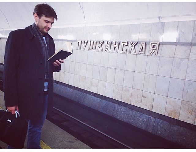Станция Пушкинская, а в руках Лесков книги, метро, чтение