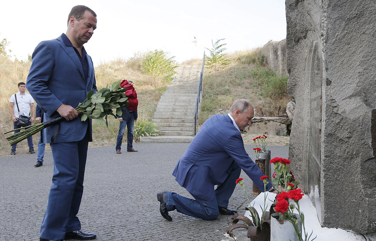 Премьер-министр РФ Дмитрий Медведев и президент РФ Владимир Путин во время возложения цветов на территории музейного мемориального комплекса "35-я береговая батарея"