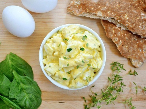Яичный салат с лимоном и ароматными травами Яичный салат с лимоном и ароматными травами