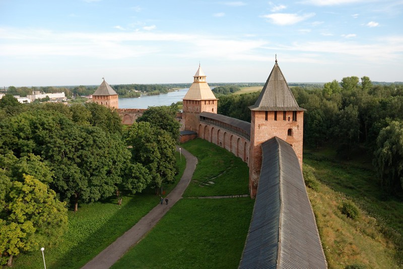 Самый старый из русских кремлей - Новгородский детинец – впервые упоминается в летописи XI века. Необычная архитектурная деталь детинца - надвратные церкви. история, факты