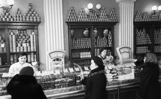 Сталинский подарок: Было время, и цены снижались. Почему ликовали не все?