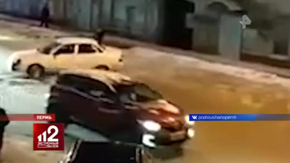 Видео: Приора завелась без водителя и поехала крушить авто