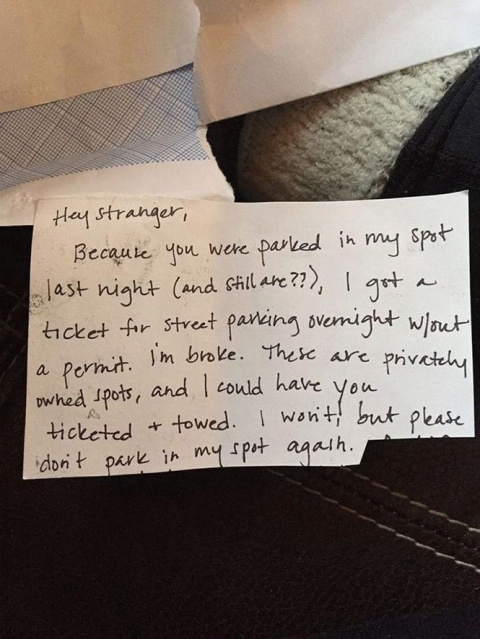 Женщина оставила записку владельцу машины, укравшему её парковочное место, и получила неожиданный ответ