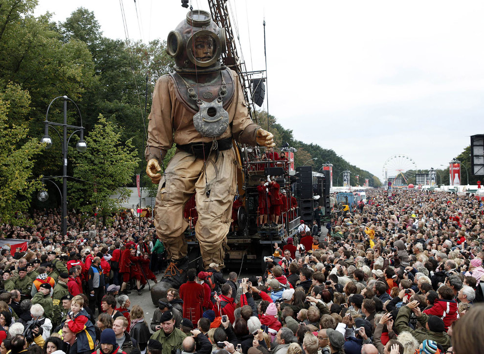 Театр Royal de Luxe и их механические марионетки Театр Royal de Luxe и их механические марионетки