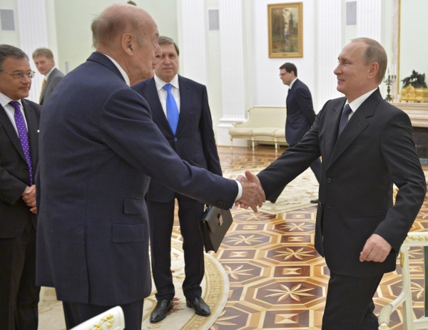 Бывший президент Франции после встречи с Путиным встал на защиту России Бывший президент Франции после встречи с Путиным встал на защиту России
