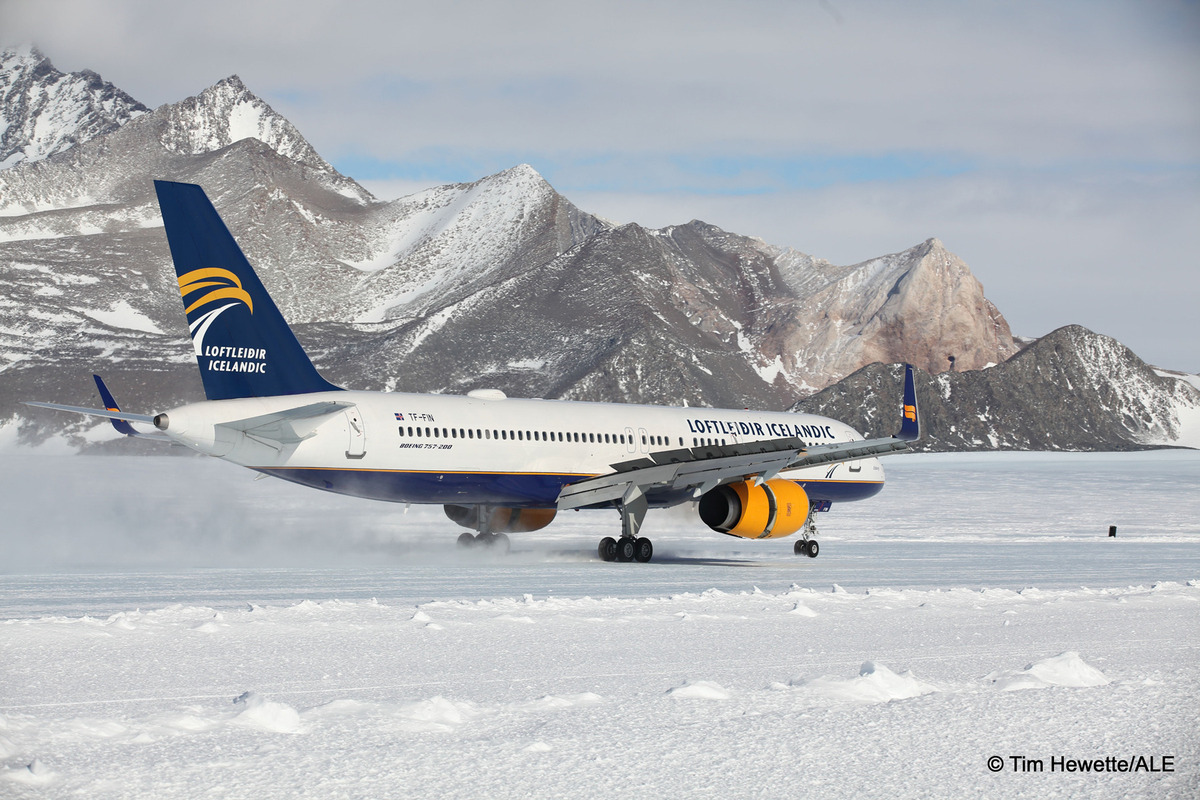 Boeing 757 впервые приземлился на лед в Антарктике Boeing 757 впервые приземлился на лед в Антарктике