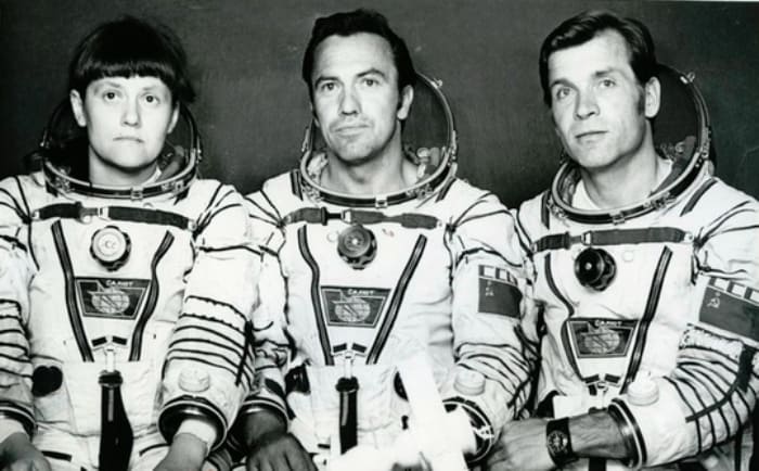 Экипаж орбитальной станции *Салют-7*: Леонид Попов, Александр Серебров и Светлана Савицкая | Фото: kosmo-museum.ru Экипаж орбитальной станции *Салют-7*: Леонид Попов, Александр Серебров и Светлана Савицкая | Фото: kosmo-museum.ru