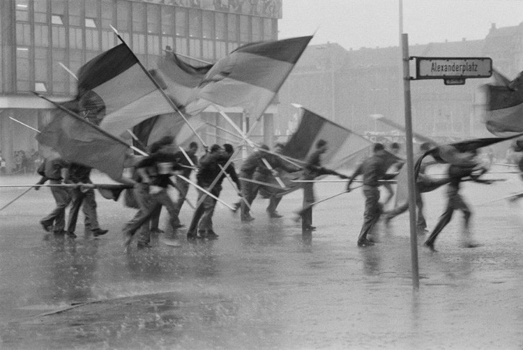 Молодые люди с немецкими флагами во время ливня на Александрплатц в Восточном Берлине винтаж, германия, люди, фото