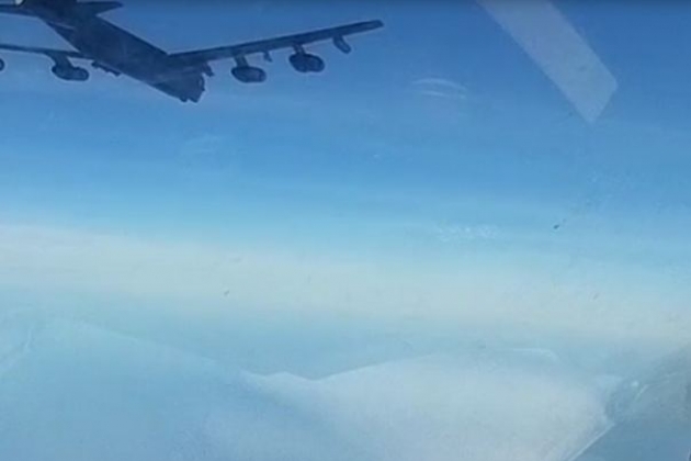 Минобороны показало новые видеокадры перехвата двух американских бомбардировщиков
