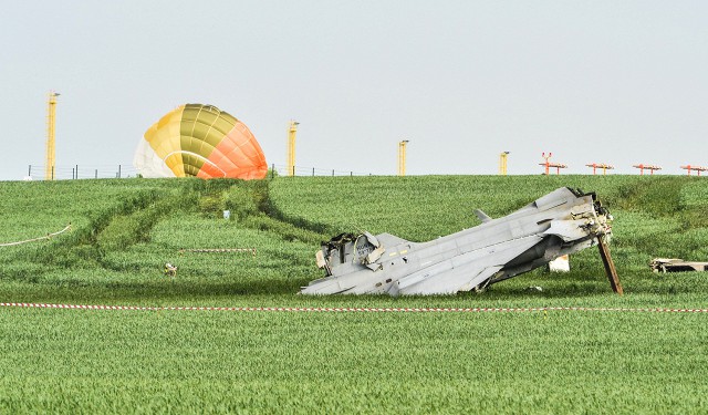 19 мая на авиационной базе в Чаславе (Кутногорская область) упал двухместный самолет Jas-39 Gripen, принадлежащий венгерской армии.
