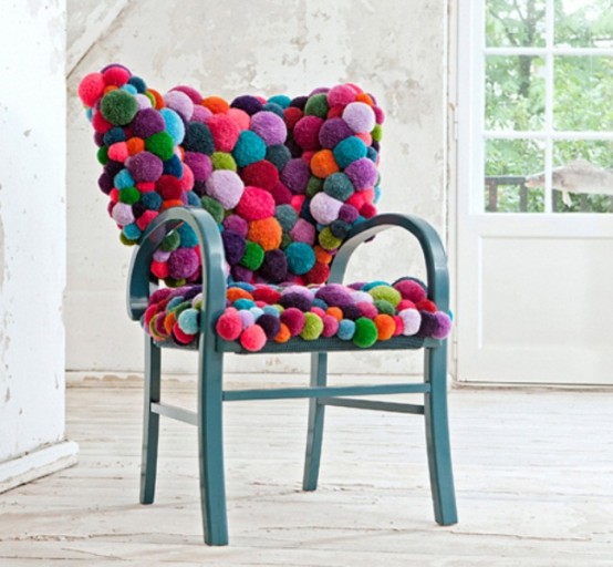 colorful-and-cozy-pompom-chairs-and-rugs-1-554x512 стул