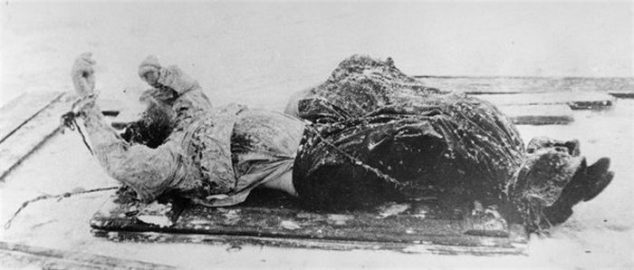 Полицейская фотография трупа Распутина, найденного в Малой Невке, 1916 г. Полицейская фотография трупа Распутина, найденного в Малой Невке, 1916 г.