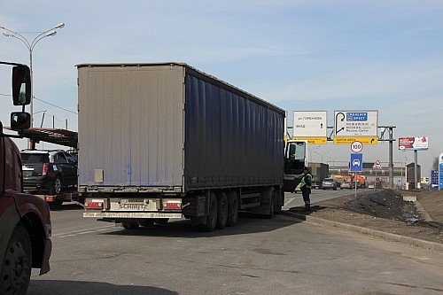Если владелец этой фуры - частное лицо, тахограф по закону устанавливать ему не нужно. Значит, за рулем можно находиться сколь угодно долго.