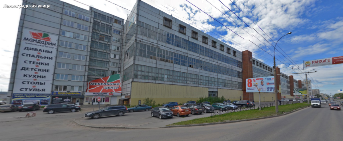 Из крупного предприятия, оно превратилось в полуживой торговый центр,работающий с 2005 года