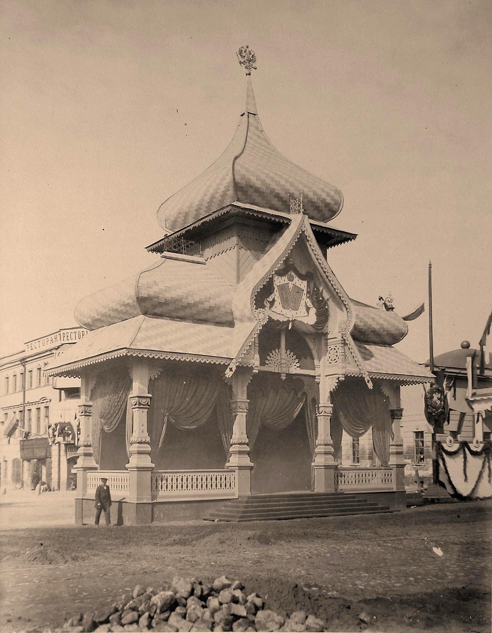 Вид павильона, выстроеного к торжествам коронации на Тверской-Ямской улице ( около Триумфальных ворот) для встречи императора московским генерал-губернатором Вид павильона, выстроеного к торжествам коронации на Тверской-Ямской улице ( около Триумфальных ворот) для встречи императора московским генерал-губернатором