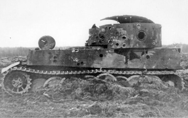 Снаряд 122 мм. орудия А-19 пробил броню башни "Тигра", сорвал её с погона и сдвинул к корме.