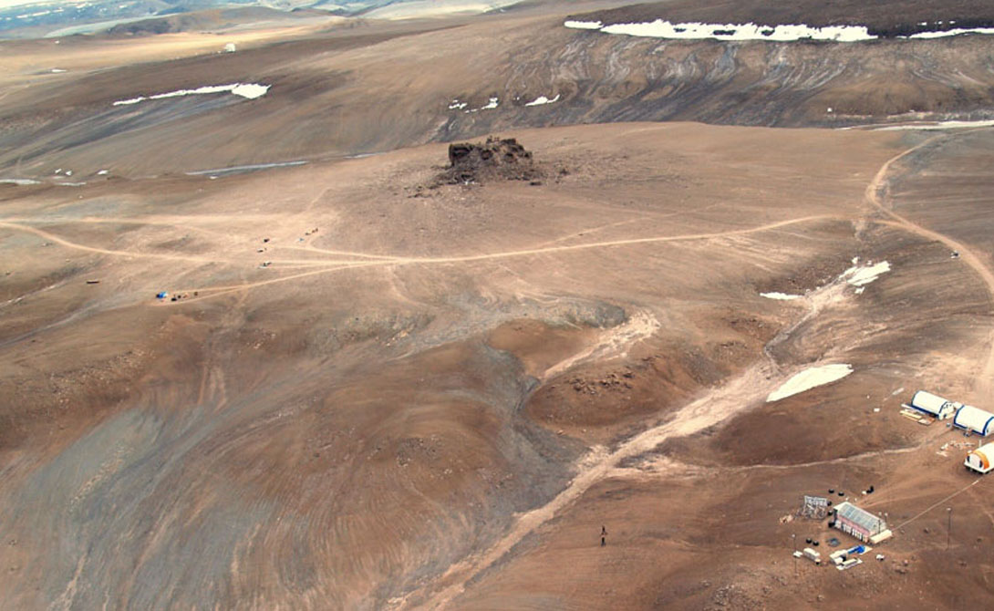 Девон-Айленд
Канада
Самый крупный необитаемый остров в мире. Именно здесь проходили испытания марсоходов — местный кратер Хаугтон показался ученым максимально похожим на марсианскую поверхность.