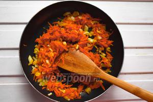 Разогреть в сковороде масло и потомить в нём морковь с луком до мягкости.