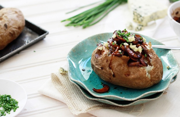 Печёный картофель с карамелизированным луком и грибами Печёный картофель с карамелизированным луком и грибами