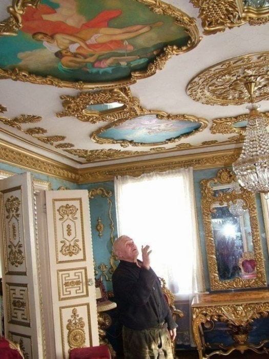 В Брянской области, в районном центре Климово имеется дом, который по своему внешнему виду не особо отличается от других жилых домов данного города, но... В Брянской области, в районном центре Климово имеется дом, который по своему внешнему виду не особо отличается от других жилых домов данного города, но...