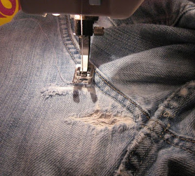 Как спасти любимые джинсы: заплатки в «неудобных» местах...