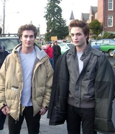 Роберт Паттинсон (Robert Pattinson) и его «сумеречный» дублер Престон Джонсон (Preston Johnson). Роберт Паттинсон (Robert Pattinson) и его «сумеречный» дублер Престон Джонсон (Preston Johnson).