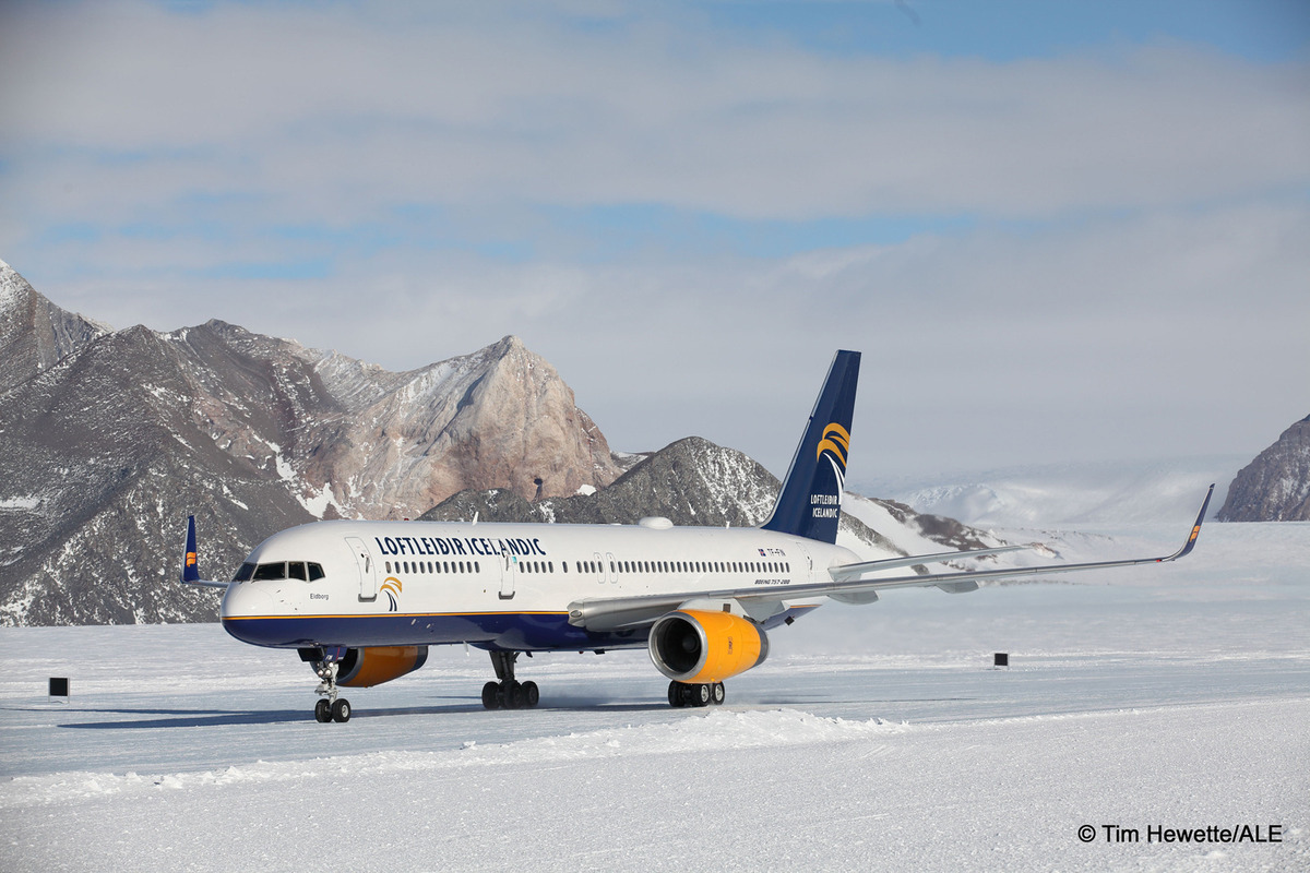 Boeing 757 впервые приземлился на лед в Антарктике Boeing 757 впервые приземлился на лед в Антарктике