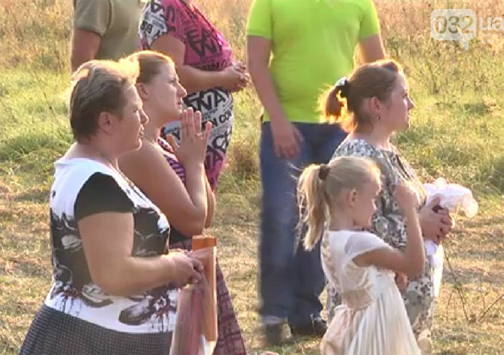Жители села во Львовской области молятся на стеклопакет
