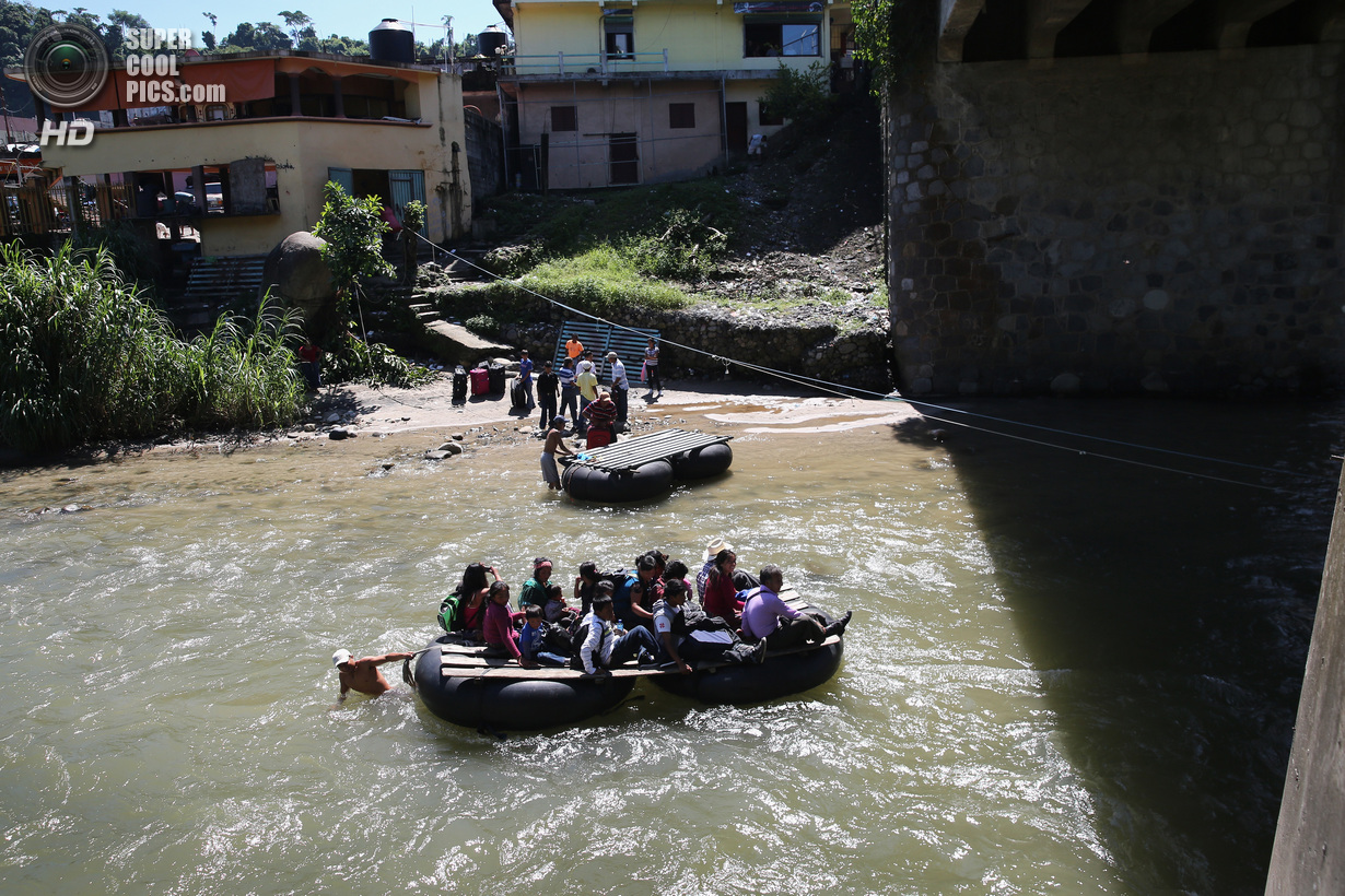 Мексика. Талисман, Чьяпас. 1 августа. Группа гватемальских нелегальных иммигрантов плывёт по реке Сучьяте. (John Moore/Getty Images)