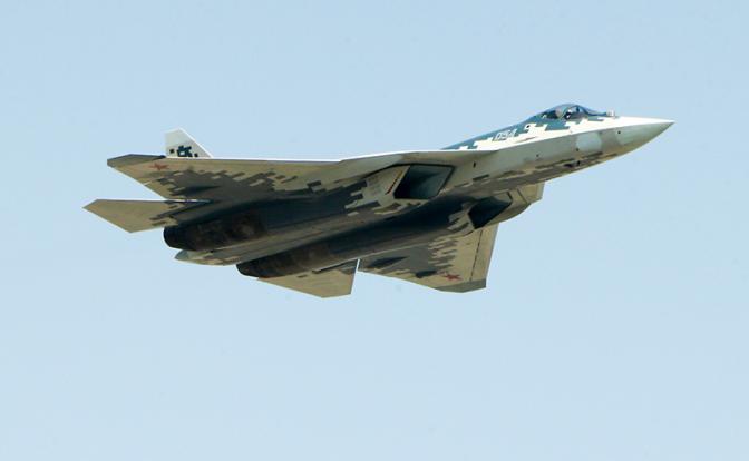 На фото: многофункциональный истребитель пятого поколения Су-57