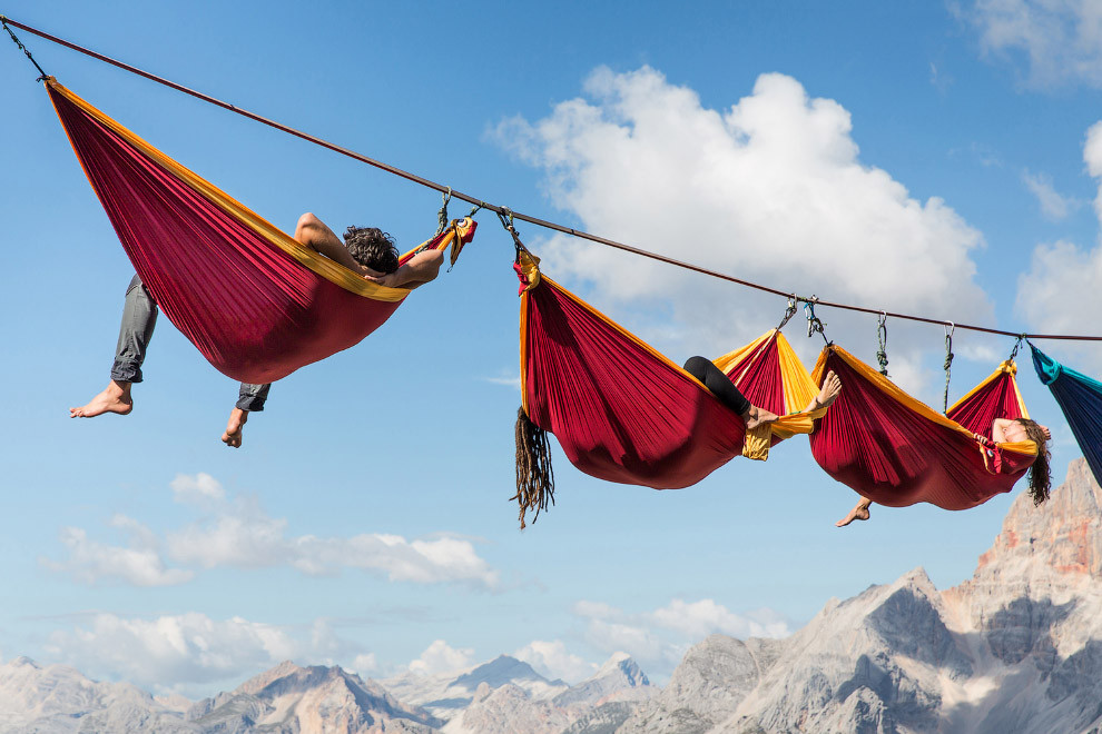 Отдых в гамаке на высоте 40 метров над землей, Доломитовые Альпы. national geographic, конкурс, фотография, фотоконкурс