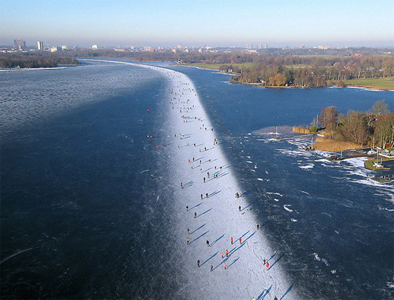 Катание на коньках на озере Paterswoldse Meer, расположенном к югу от города Гронинген, Нидерланды природа.красота, факты