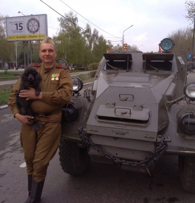 Мужчина из Новоалтайска ездит на работу на БТРе 1949 года Мужчина из Новоалтайска ездит на работу на БТРе 1949 года бронетранспортер, восстановил, самоделкин
