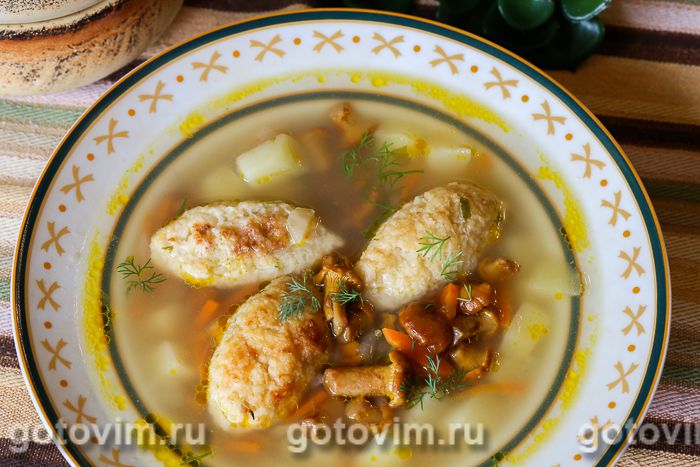 Суп с лисичками и кнелями из цветной капусты. Фотография рецепта