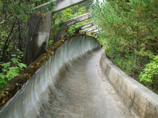 Бобслейная трасса построенная к Зимним Олимпийским играм 1984 года в Сараево заброшенное, природа, разрушение, цивилизация