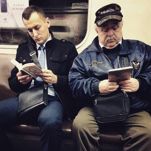Кому бумажная книга, а кому электронная  книги, метро, чтение