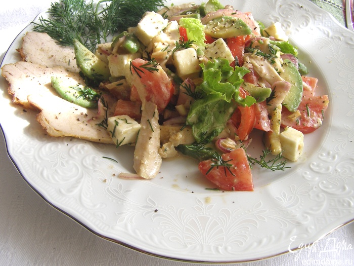 Рецепт - салат с запеченной куриной грудкой, овощами и адыге…