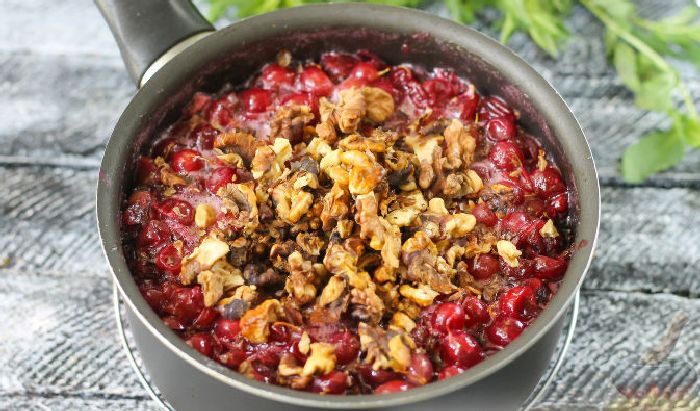 Варенье из орехов и крыжовника. \ Фото: russianfood.com. 8 блюд с грецкими орехами, которые подойдут и на ужин, и для праздничного стола