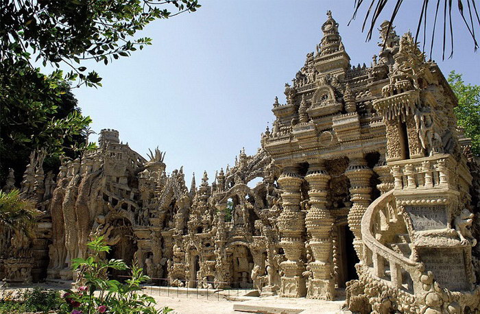 Дворец Le Palais Ideal, построенный обычным почтальоном за 33 года