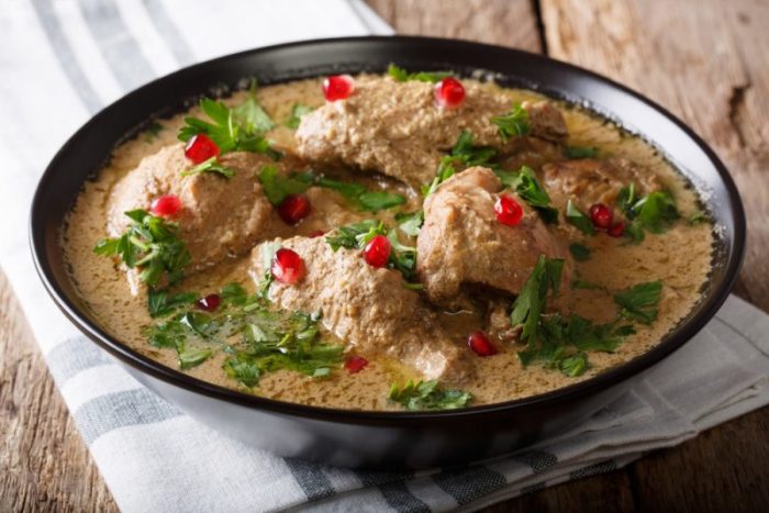 Курица с ореховым соусом. \ Фото: chefmarket.ru. 8 блюд с грецкими орехами, которые подойдут и на ужин, и для праздничного стола