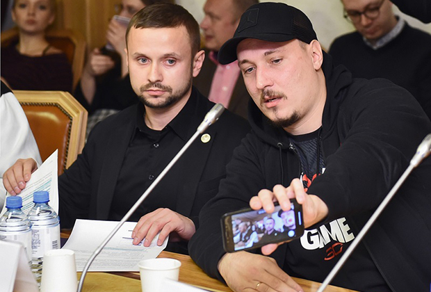 Представитель АНО «Независимая молодежь» Александр Солонкин (слева) и рэп-исполнитель Роман Чумаков (Жиган) на встрече за круглым столом, организованным молодежным парламентом при Государственной Думе России