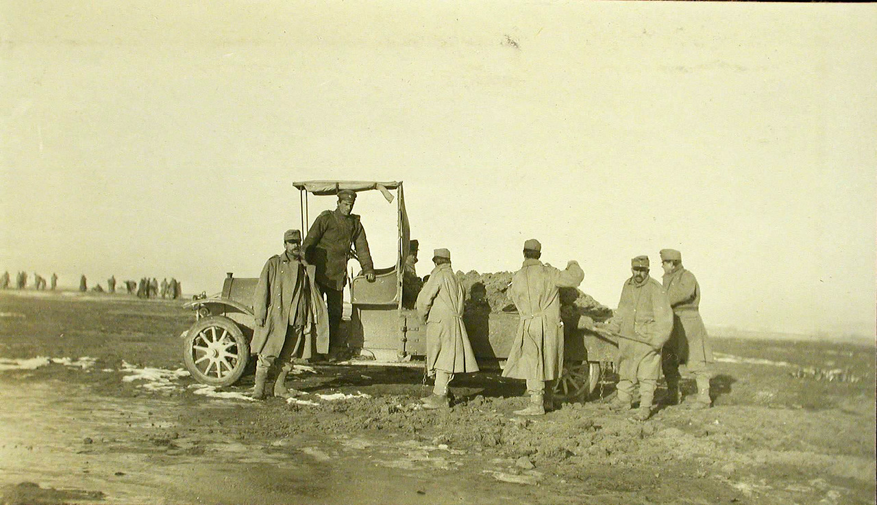 40. Группа пленных австрийских солдат во время работы на аэродроме